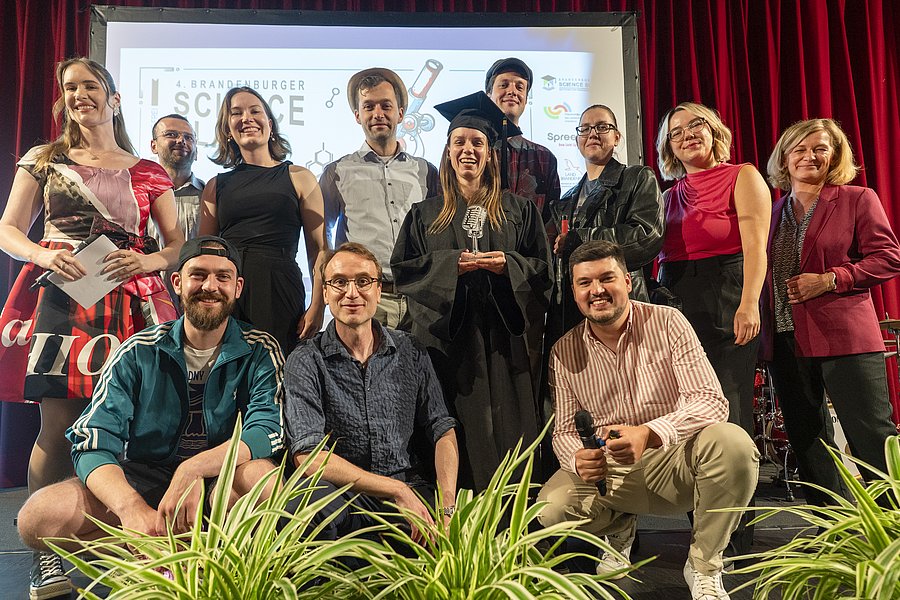 Gruppenfoto der Slammenden und Veranstaltenden